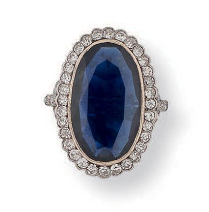 Platinum ring (850) centered on a faceted...