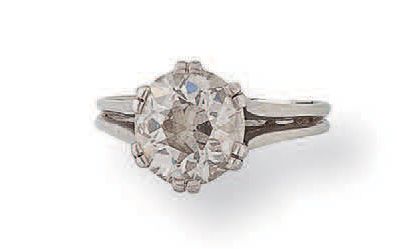 White gold (750) and platinum (850) solitaire...