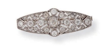 Small platinum (850) brooch with openwork...