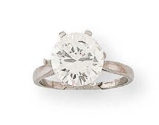 Solitaire ring in platinum (750) set with...