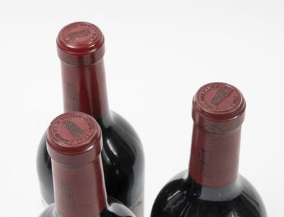 CHÂTEAU LATOUR
3 bottles, 2002.

GCC1 Pauillac.

Good...