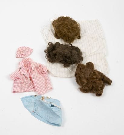 Lot of three dolls including: 

- A doll,...