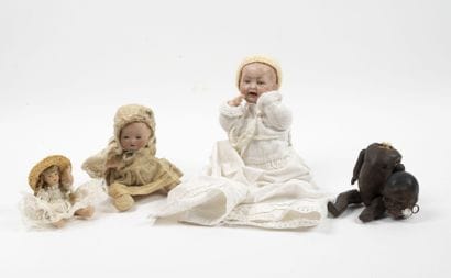 Lot of three dolls including: 

- A doll,...