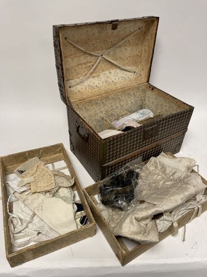 Doll's trunk with clothes.

31 x 40 x 25,5...