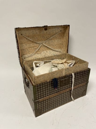 Doll's trunk with clothes.

31 x 40 x 25,5...