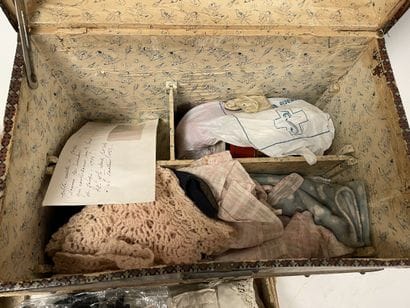 Doll's trunk with clothes.

31 x 40 x 25,5...