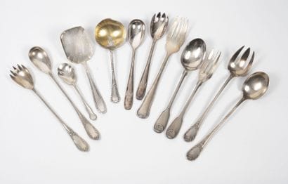 Set of silver plated flatware:

- two cutlery...