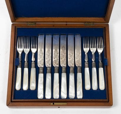 ANGLETERRE, XXème siècle
Twelve silver-plated...