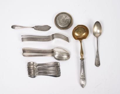 Small lot of silver plated metal :

- six...