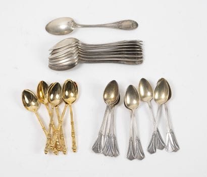 Metal lot: 

- Six gilt metal mocha spoons...