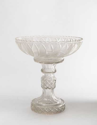 Centerpiece.

In cut glass.

Formed by a...