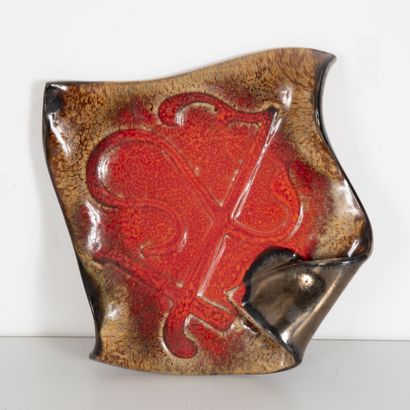 - A decorative dish in polychrome enamelled...