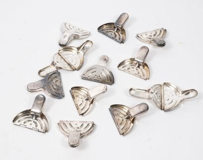 Twelve lemon squeezers in silver plated metal.

Oxidation...
