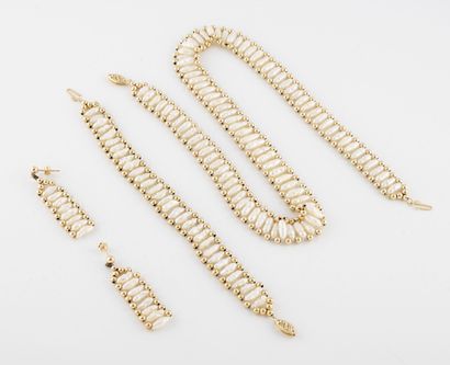 Parure comprenant un collier, un bracelet...
