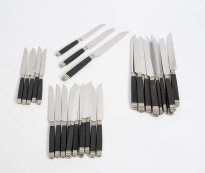 Séries de couteaux à manche en bois noirci...