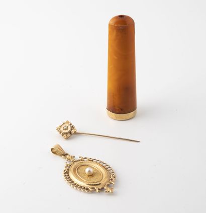 Lot de trois objets :

- Un pendentif ovale...