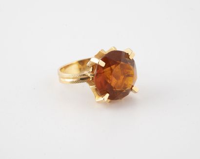 Bague cocktail en or jaune (750) centrée...