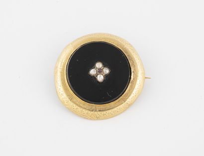 Broche ronde en or jaune (750) à décor ciselé,...