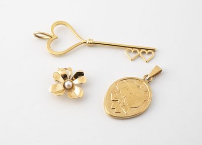 Lot de trois pendentifs en or jaune (750)...