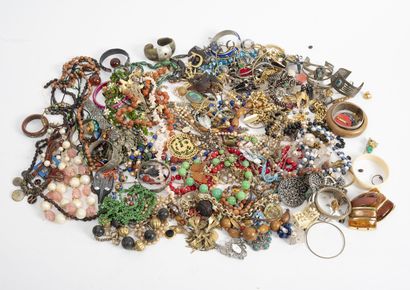 Fort lot de bijoux de fantaisie en métal...