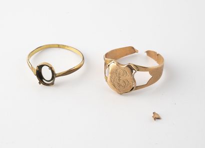 Lot de débris de bague en or jaune (750).

Poids...