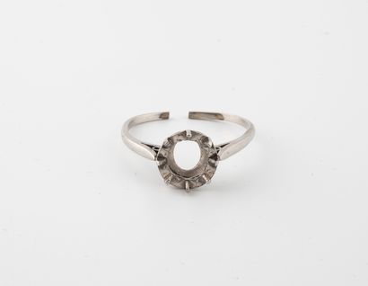 Débris de monture de bague or gris (750)...