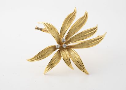 Broche fleur en or jaune (750) amati et brillant...