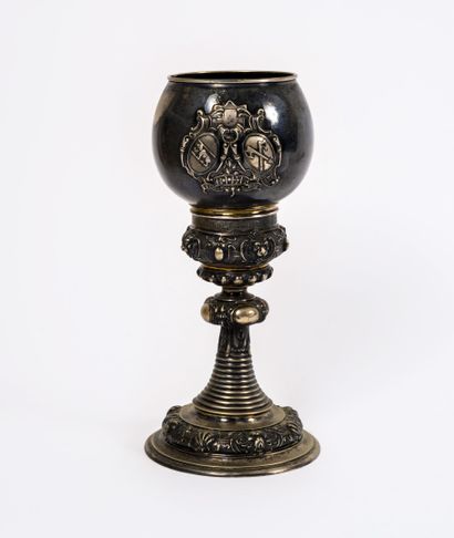 Grand verre à pied commémoratif en argent...