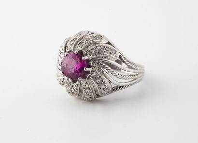Bague en or gris (750) et platine (850) centrée...