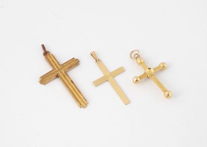 Lot de trois pendentifs croix en or jaune...