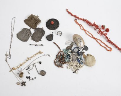 
Lot d'argent (800) :

- broche barrette...