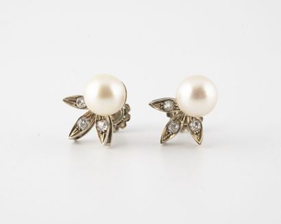 Paire de boucles d'oreilles en or jaune rhodié...