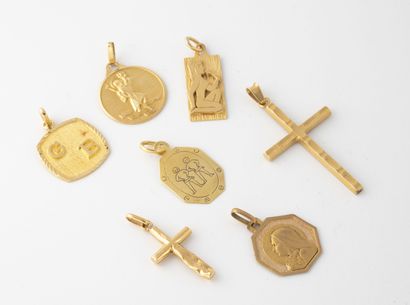 Lot de pendentifs et médailles en or jaune...