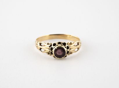 Bague fleur en or jaune (750) centrée d'un...