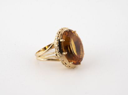Bague cocktail en or jaune (750) centrée...