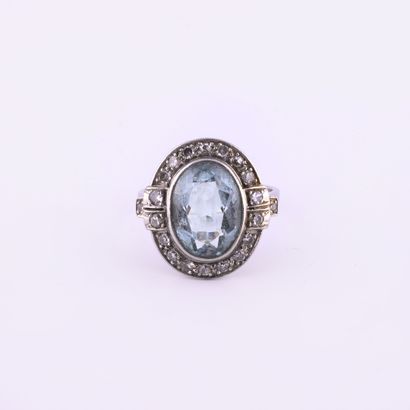 Bague en platine (850) centrée d'une aigue-marine...