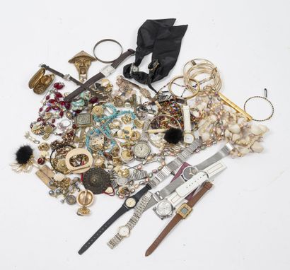 Lot de bijoux de fantaisie en métal, de montres...