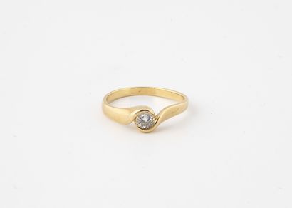 Bague solitaire tourbillon en or jaune (750)...