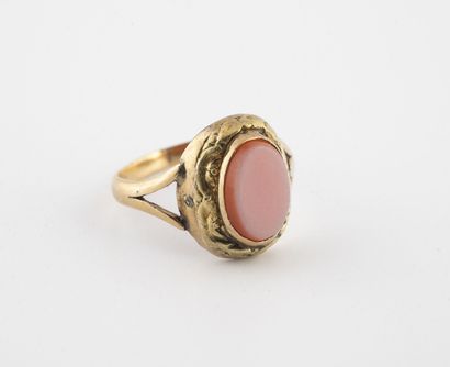 Bague en or jaune (750) centrée d'une agate...