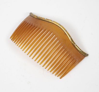 Peigne en corne blonde, la monture en or...