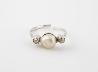 Bague en or jaune rhodié (750) centrée d'une...