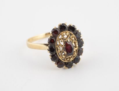 Bague en or jaune (750) ajourée centrée d'un...