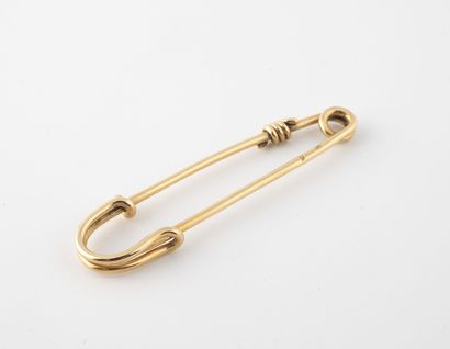 Broche épingle à nourrice en or jaune (750)....