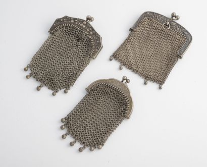 Lot de trois bourses en argent (800) à maille...