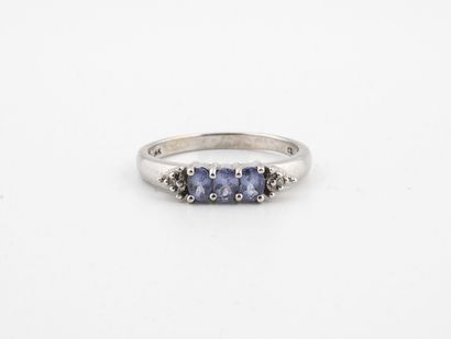 Bague en or gris (585) centrée de trois tanzanites...