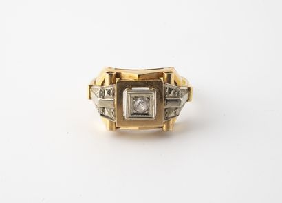 Bague architecturée en ors jaune et gris...