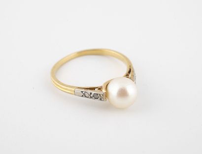 Bague en or jaune (750) et platine (850)...