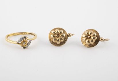 Lot de bijoux comprenant :

- une paire de...