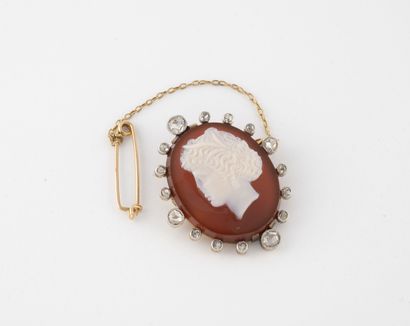 Broche-pendentif médaillon en or jaune (750)...