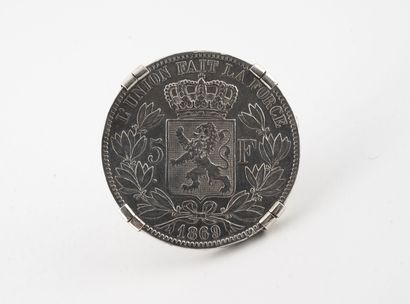 Broche en argent (800) retenant une pièce...
